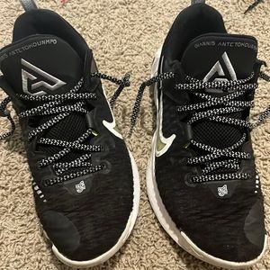 Nike Giannis Antetokounmpo Immortality basketball shoes. Size-Men’s 10.5